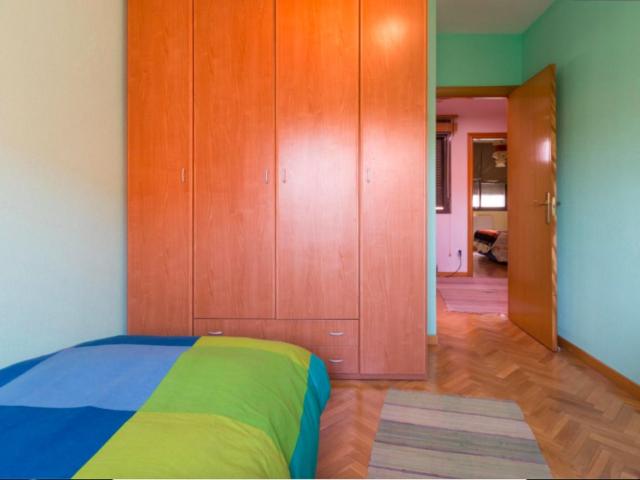 Single bedroom in a 3 bedroom flat in Puente de Vallecas