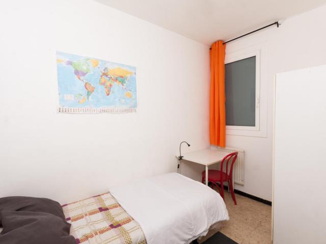 Single bedroom in a 4 bedroom apartment located in La Marina de Port