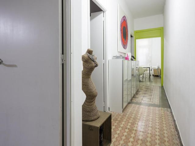Single bedroom in a 4 bedroom apartment near the Liceu metro station