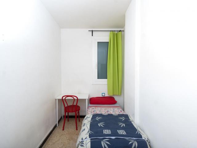 Single bedroom in a 4 bedroom apartment near Zona Universitària