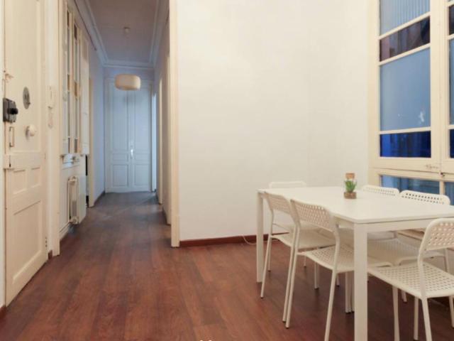 Single bedroom in a 7 bedroom flat, in L'Antiga Esquerra de l'Eixample