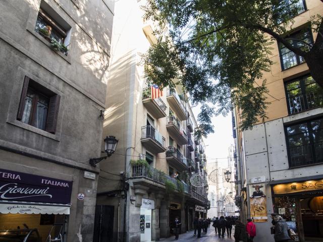 Single bedroom que private balcony in 3 bedroom apartment