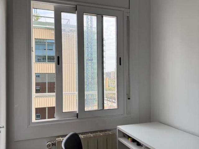 Single bright bedroom