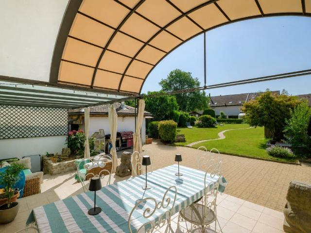 Single family house with 15 rooms on sale in Laconnex 374 m² | dreamo. Ch