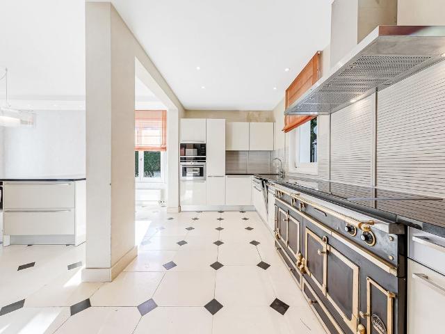 Single family house with 7.5 rooms on sale in Lausanne 450 m² | dreamo. Ch
