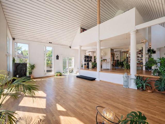 Single family house with 7.5 rooms on sale in Saillon 330 m² | dreamo. Ch