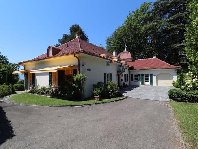 Single family house with 8.5 rooms on sale in Lausanne 360 m² | dreamo. Ch