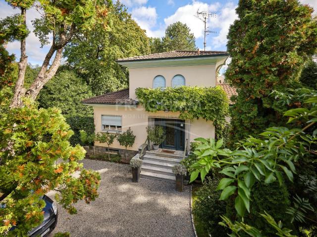 Single family house with 9 rooms on sale in Chêne Bougeries 450 m² | dreamo. Ch