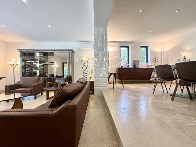 Single family house with 9 rooms on sale in Vaison la Romaine 280 m² | dreamo. Ch