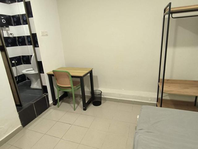 Single Hotel Room, Private Bathroom, Seri Kembangan