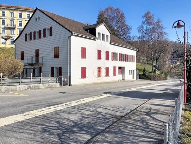 In BALLAIGUES – wunderschönes Investitionsgebäude mit 5 Wohnungen, 2 Lagerhäusern und 9 Parkplätzen