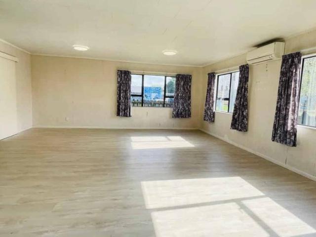 Single level, 3 large bedrooms