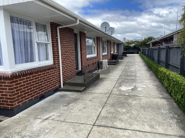 Single level 2 bedroom unit in tidy block