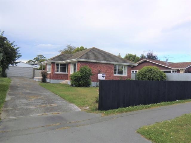 Single Level, Brick 3 Bedroom House on Large Family Section