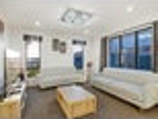 Single level Brick & Tile Family Living on 577m²