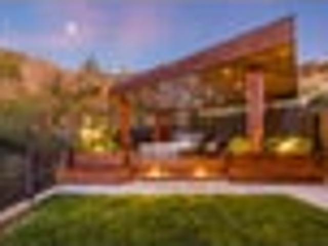 Single level living with expansive harbour views