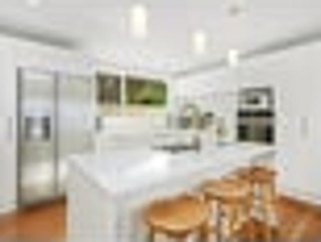 Single Level, Sunny & Smartly Presented!