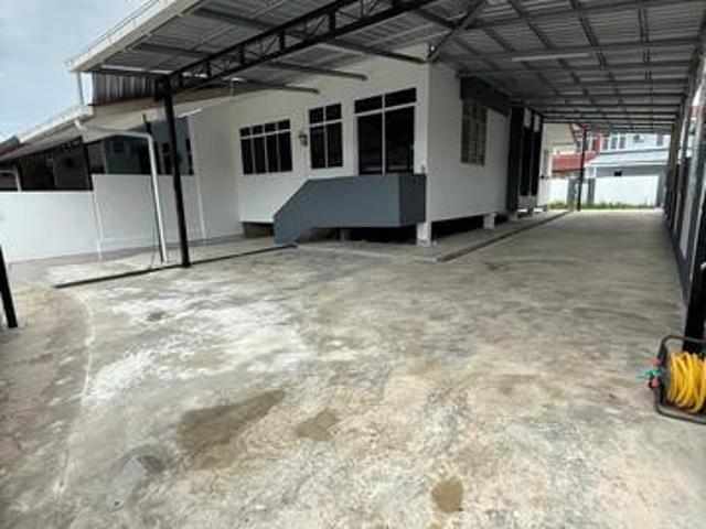 Single Storey CORNER Huge Carporch Kuching Arang Road For Rent