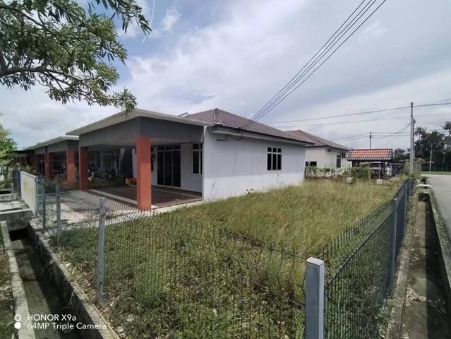 Single storey corner lot house in Taman Merlimau Permai for sell