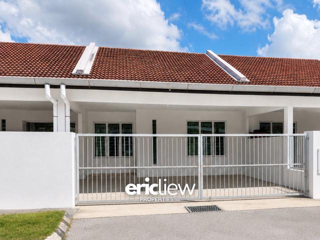 Single Storey Intermediate House at Banquet Square for Sale