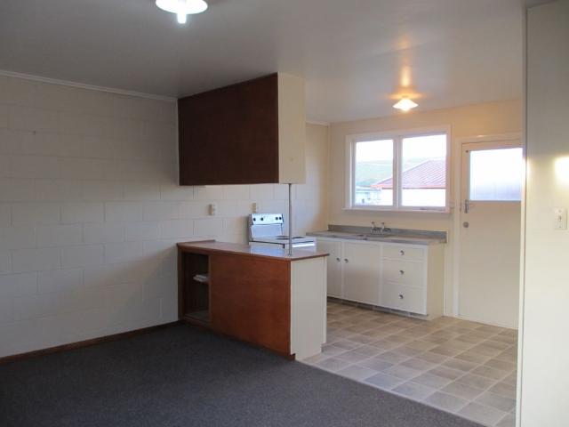 SINGLE STOREY, REAR 2 BEDROOM UNIT IN SYDENHAM