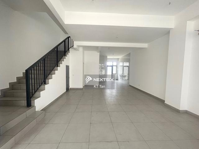 Single storey terrace endlot with 10 ft land, size 22x80, view to offer. Rare unit available