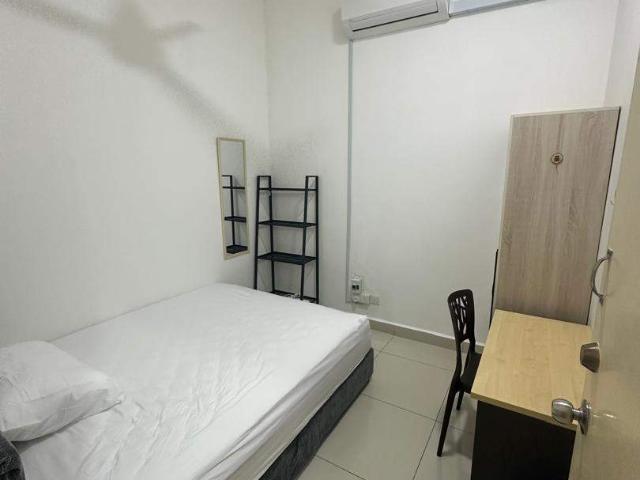 SIngle Private Room with KLCC view, Shared bathroom with 1 other room only