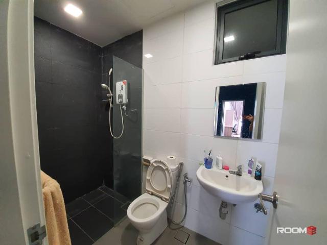 Single Room with A/C for rent @ Utropolis Glenmarie Shah Alam UOW KDU Students ‍ / Workers