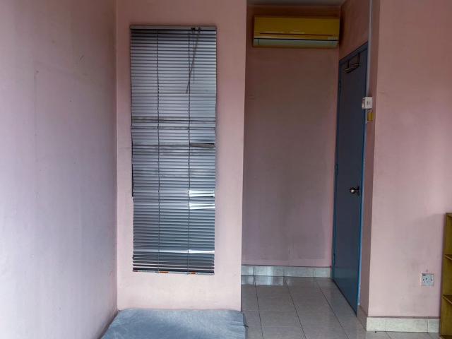 Single Room with AC & Window at Palm Springs, Kota Damansara For Chinese Female only