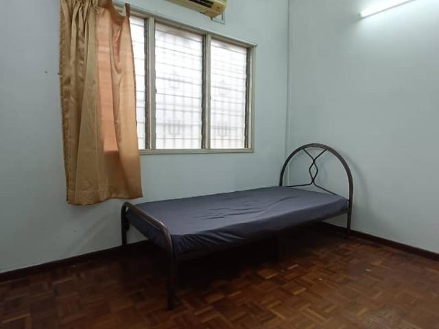 SINGLE ROOM WITH AIRCOND AT JALAN WAWASAN 2/12 WIFI PROVIDED, NEAR TO IOI MALL, SETIA WALK, AEON, GROCERY, FOOD