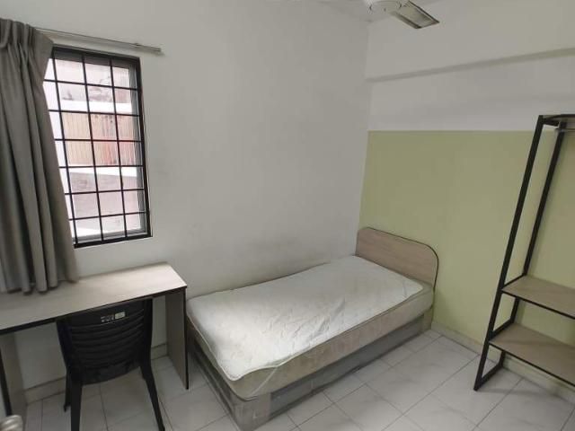 Single room with Fan & window @D'Aman Crimson, Ara Damansara | 5min walk LRT Lembah Subang