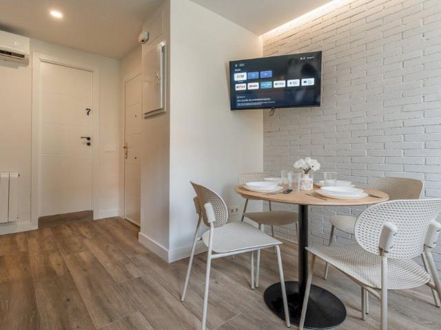 Single room with private bathroom in Madrid Río