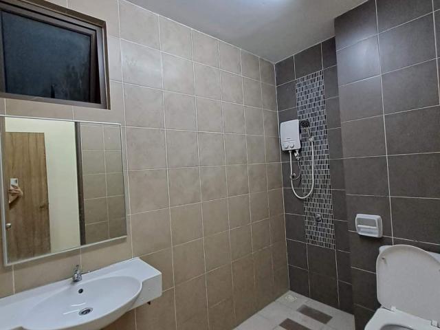 Single Room with Private Bathroom Indoor carpark & Brand New Furniture