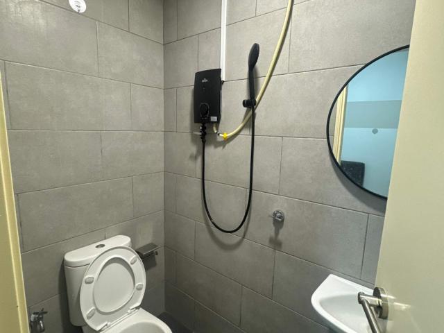 Single room with private bathroom near MRT