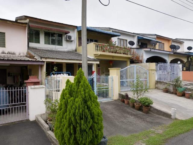 Single Room at Taman Bukit Serdang, Seri Kembangan