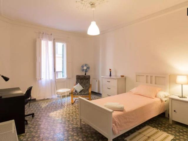Single room for rent in 4 bedroom apartment near La Rambla in central Barri Gòtic