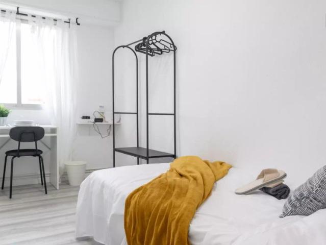 Single room for rent in 5 bedroom apartment in Carabanchel