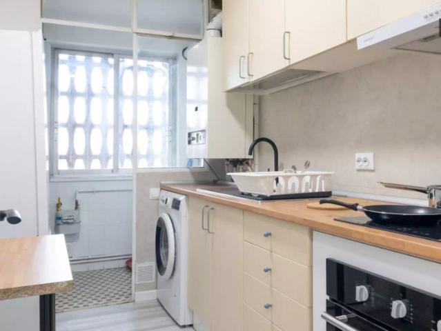 Single room for rent in 5 bedroom apartment in Carabanchel