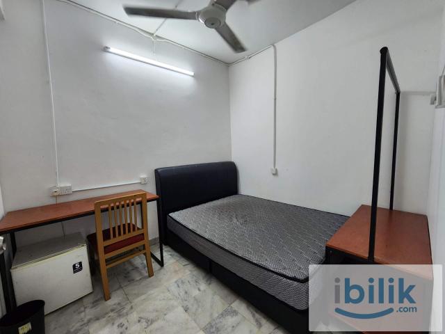 Single Room,Grd flr,Male,Free Wifi,Queen bed,Ceiling fan,Fridge,Shelf,Bandar Puchong Jaya