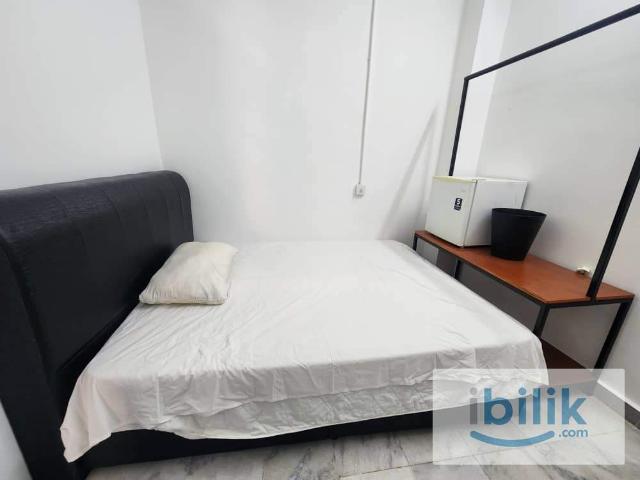 Single Room,Grd flr,Male,New,Free Wifi,Queen bed,Ceiling fan,Fridge,Shelf,Bandar Puchong Jaya