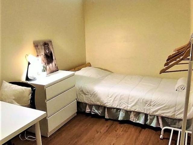 Single room in a 10 bedroom house in Rua de Pedro Hispano, Porto