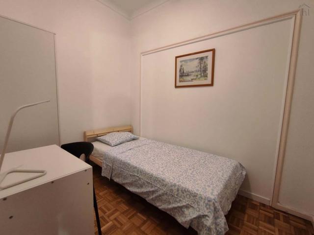 Single room in a 4 bedroom apartment in Rua de Miguel Bombarda, Porto