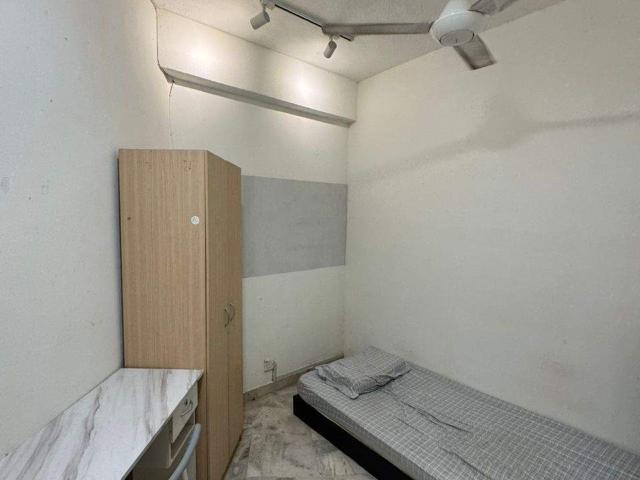 Single room no aircond fully furnished mix gender mix race for rent
