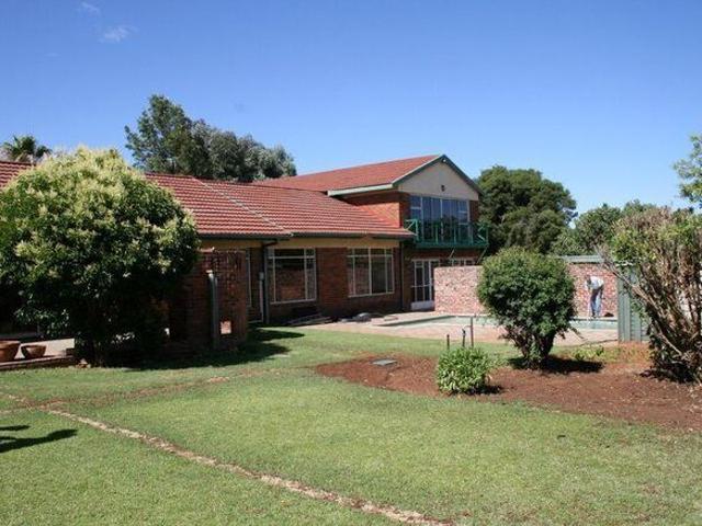 Single Rooms in Sunny Spacious House Swimming Pool