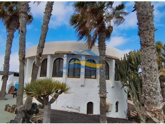 Singular Edificio Comercial Circular de 477 m2 — Oasis Duna, Corralejo | Excepcional Oportunidad de