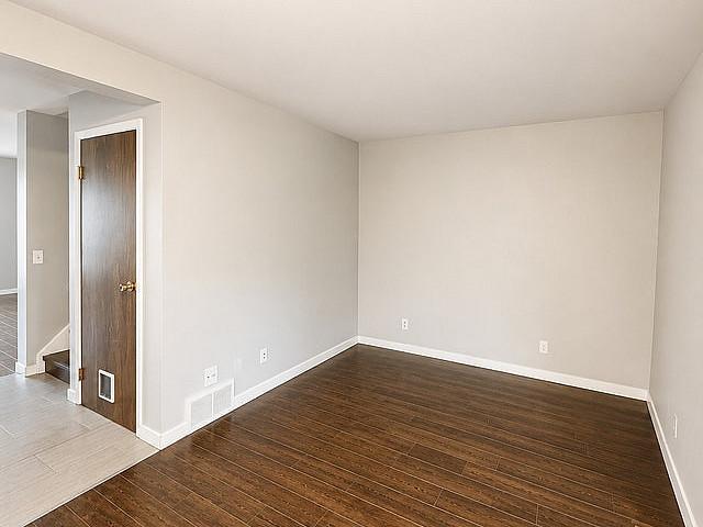 Side by side Home/ 4 Bed/ 1.5 Bath