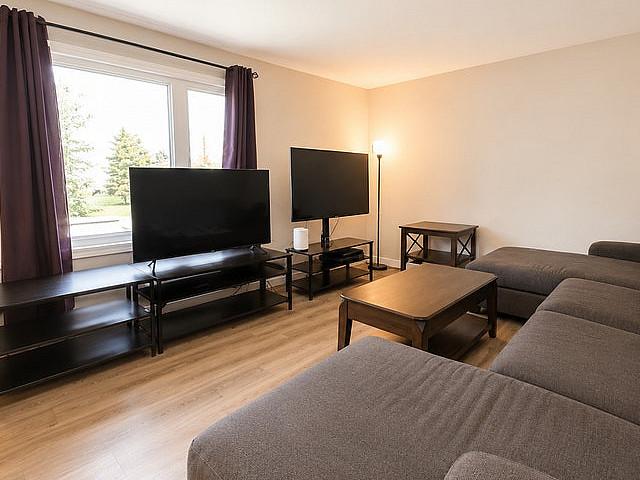 Side by side Home | 3 Bed | 1.5 Bath | North Kildonan/river East