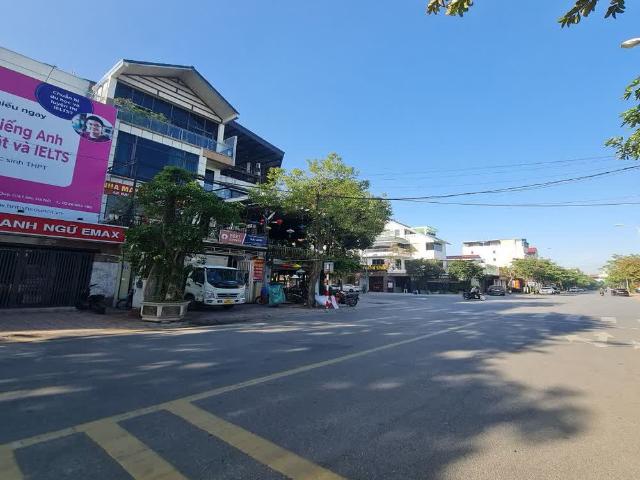Siêu Gấp Biệt thự sân vườn 2 tầng 200m2m đường 18m trung tâm Gia Lâm chỉ 2x nhỏ. Lh 0989894