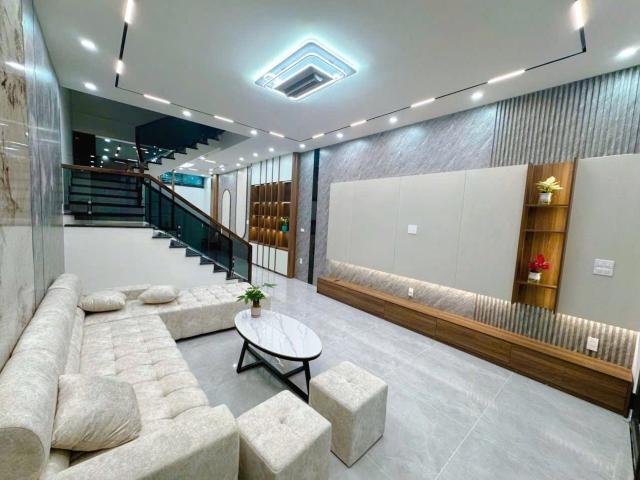 Siêu phẩm phố Khúc Thừa Dụ, nhà cách mặt đường chỉ 30m