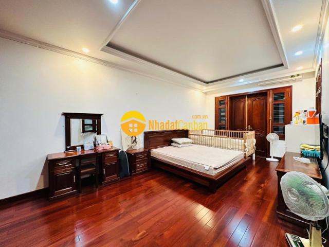 Siêu phẩm phố hoàng cầu 80m2, 5 tầng view sân rộng 400m2 mặt tiền 6m giá 45 tỷ